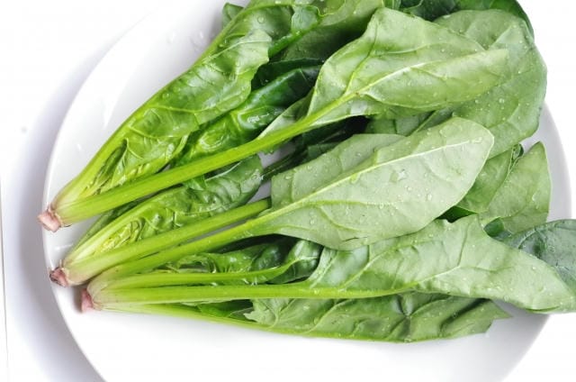 ほうれん草を十字に切る理由とは？栄養への影響と調理上のメリット