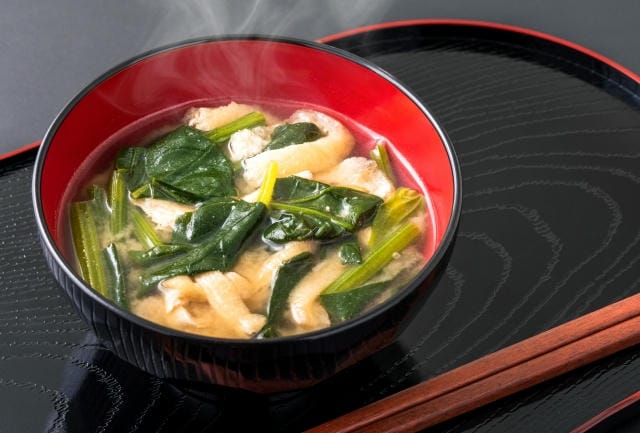 ほうれん草を茹でずに味噌汁に入れても大丈夫？リスクや対策について