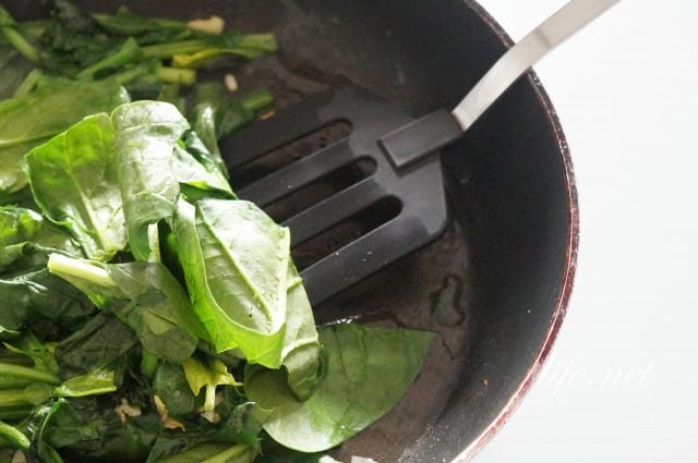 ほうれん草を茹でないで炒めるのはあり？リスクやデメリットについて